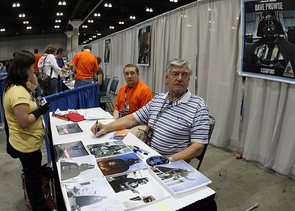 Prowse usó el casco y la armadura negra de Darth Vader para ‘Star Wars’ 1977, ‘El Imperio Contraataca’ en 1980 y ‘El Regreso del Jedi’ en 1983.