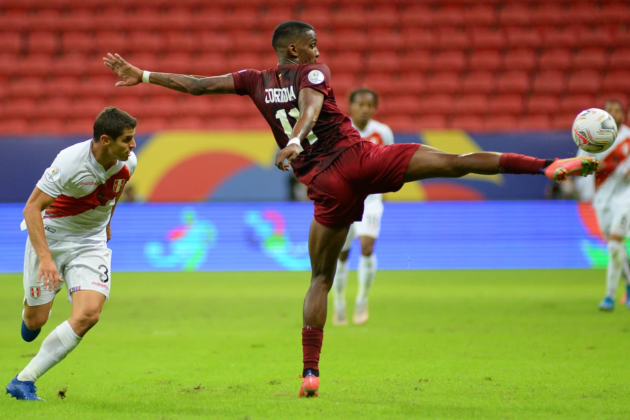 André Carrillo capitalizó el dominio de Perú en el encuentro y con un gol solitario dio el triunfo ante Venezuela.