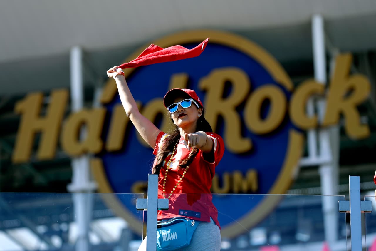 Así se vive el color en el Hard Rock Stadium de Florida previo al partido entre San Francisco 49ers y Kansas City Chiefs.