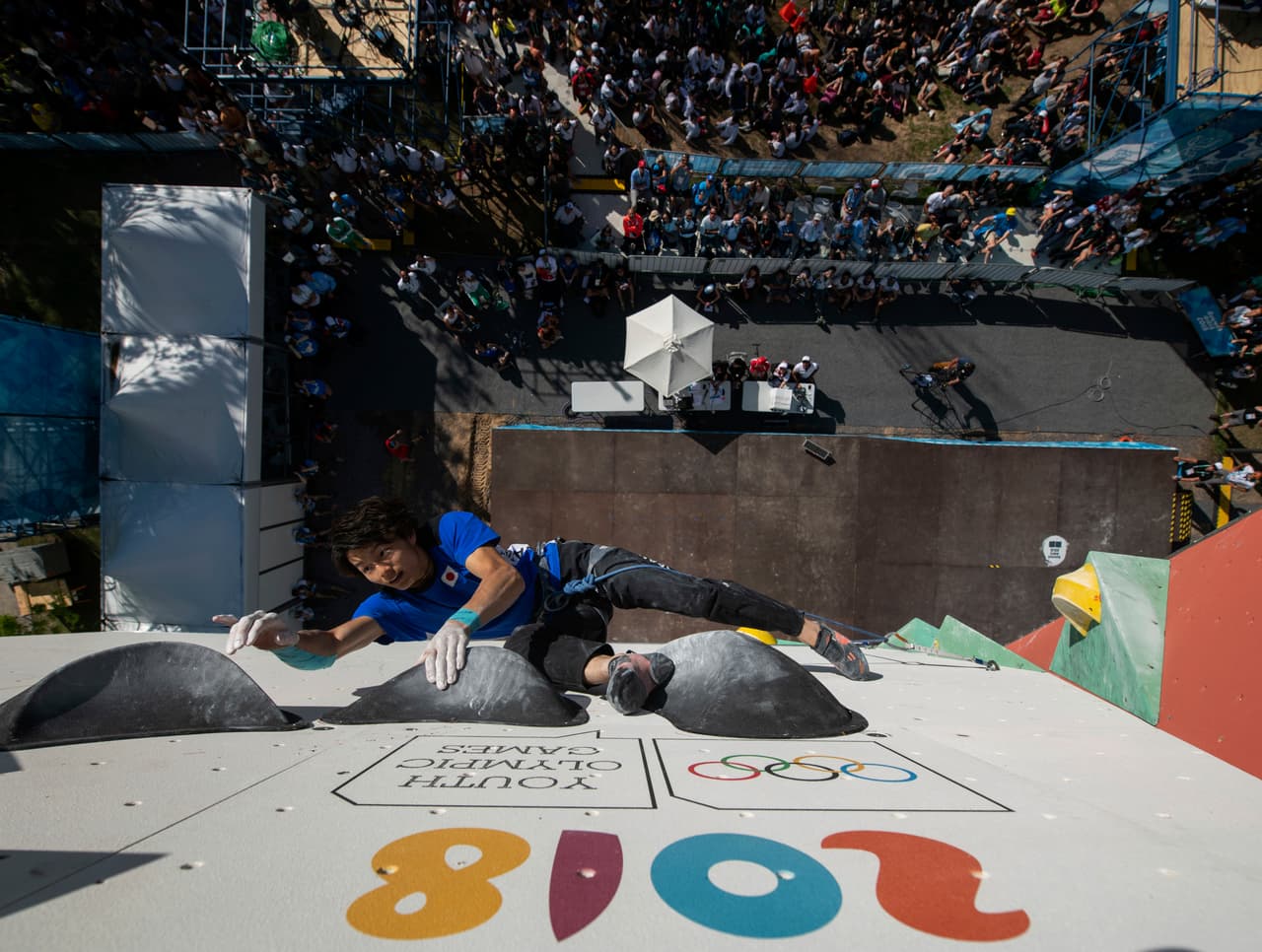 En esta increíble imagen aparece Keita Dohi de Japaón, quien compite en la prueba de de escalada deportiva combinada oara hombres de Buenos Aires 2018.