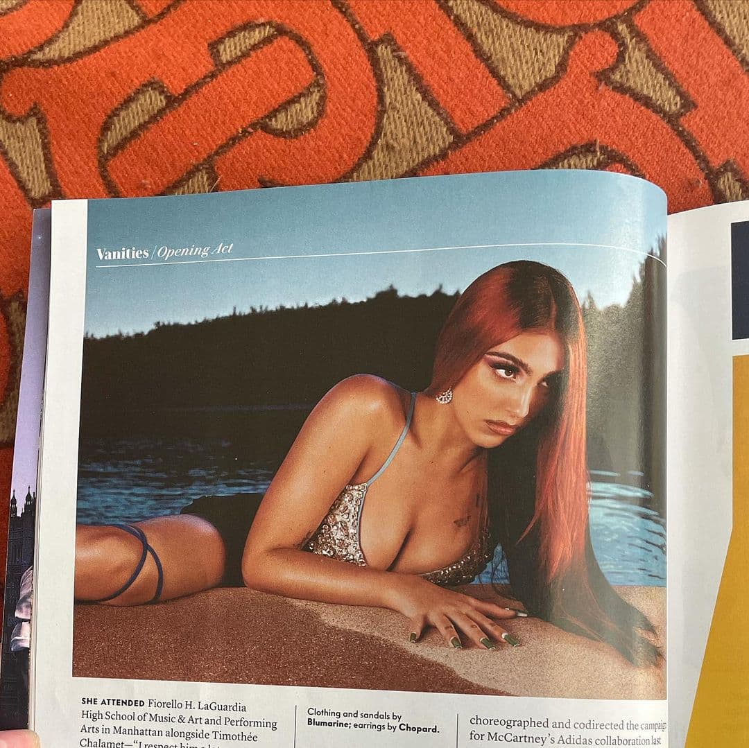 “Financieramente, modelar es una decisión inteligente. Disfruto ser muy práctica con las campañas que hago, por lo que no solo estoy modelando, per se”, dijo la joven modelo.