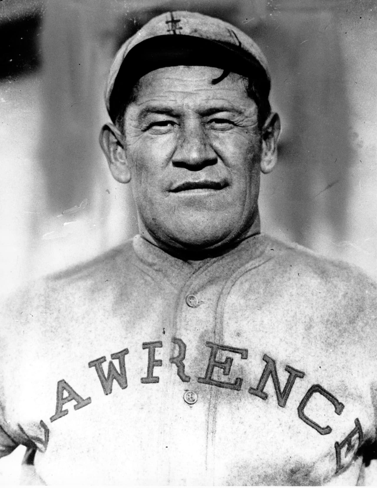 Jim Thorpe – El medallista olímpico de decatlón y pentatlón no solo destacó en estas actividades ya que el atleta también jugó futbol americano, béisbol y baloncesto a nivel universitario y profesional.