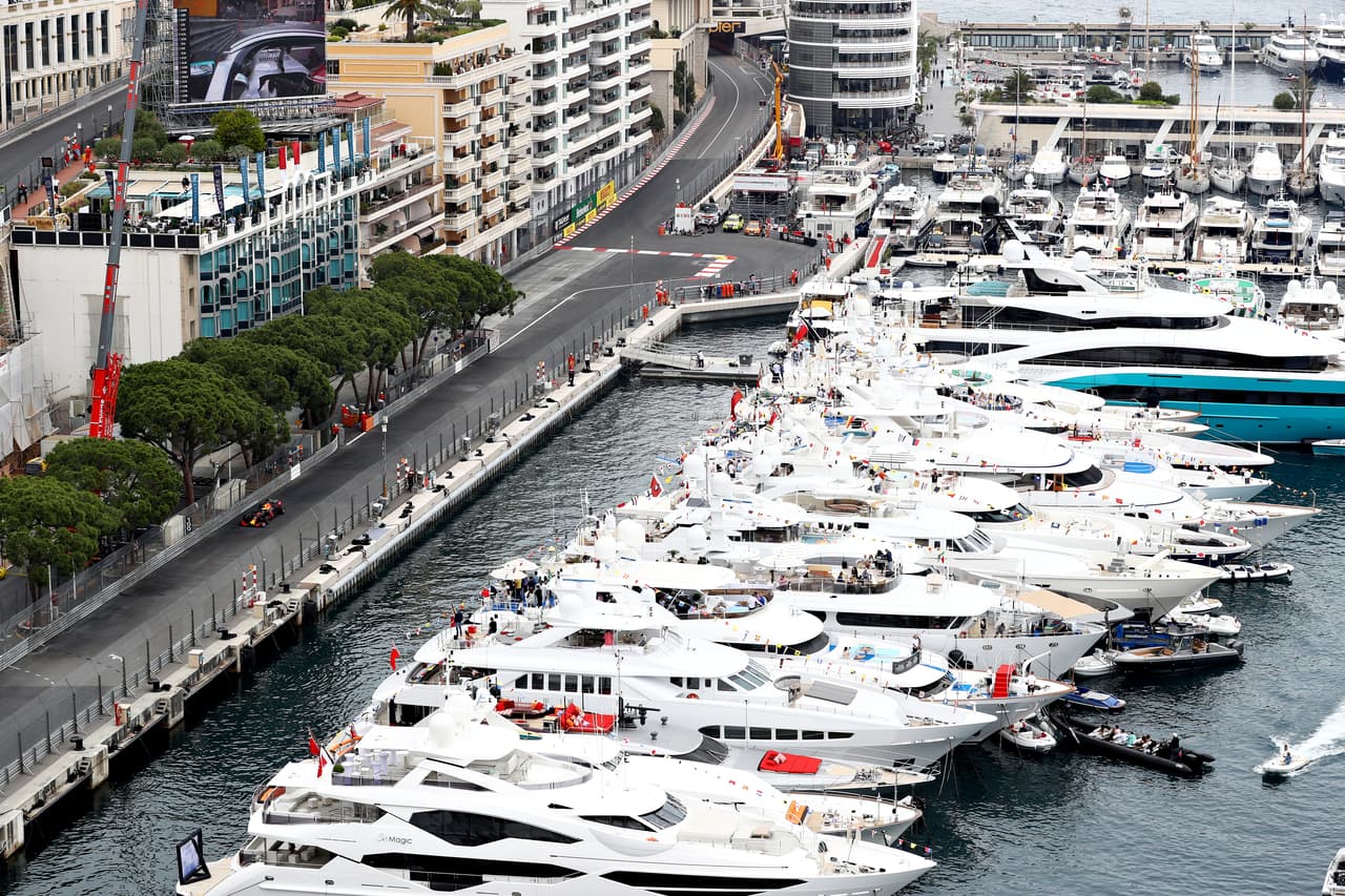 La acción en el Gran Premio de Mónaco, uno de los tres grandes títulos del automovilismo, inició en forma este jueves con las dos sesiones libres.