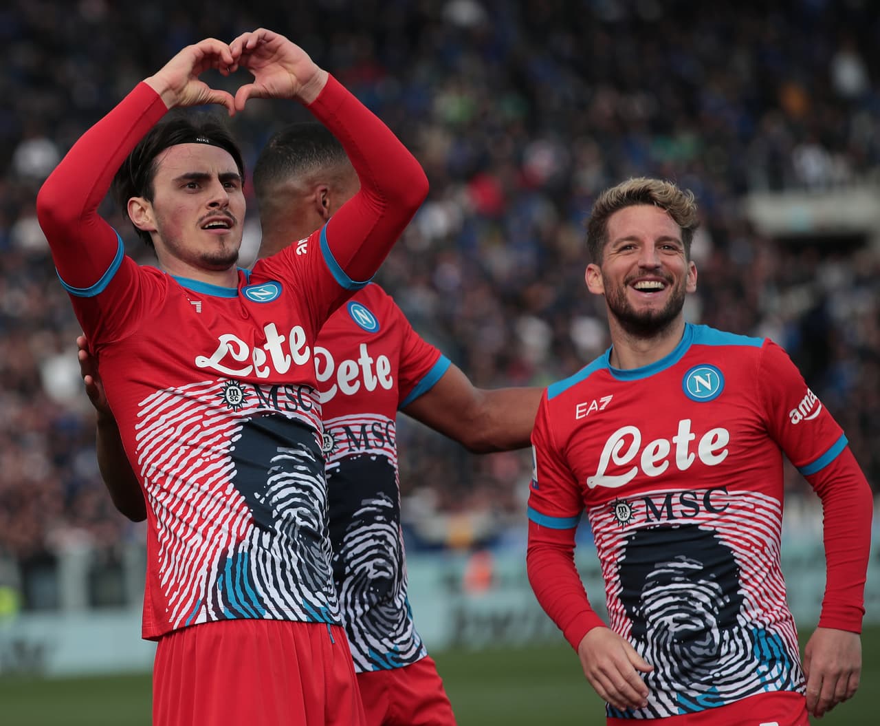Napoli venció al Atalanta con goles de Lorenzo Insigne, Matteo Politano, Eljif Elmas, quien anotó tras recibir el balón de Hirving Lozano.