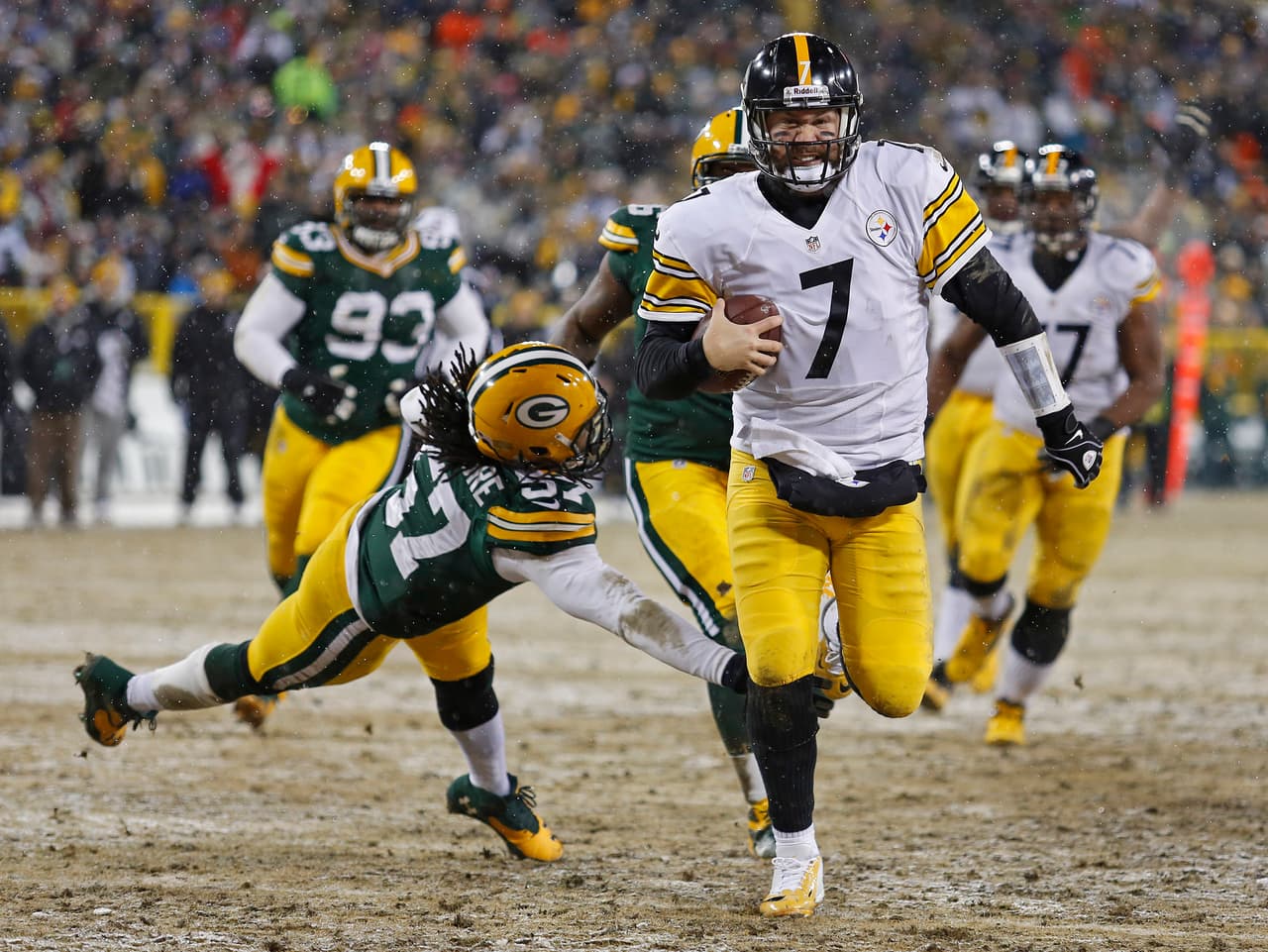 Pittsburgh Steelers quarterback Ben Roethlisberger rushes for a touchdown while being pursued by Green Bay Packers inside linebacker Jamari Lattimore during an NFL football game Sunday, Dec. 22, 2013, in Green Bay, Wis. (AP Photo/Matt Ludtke)