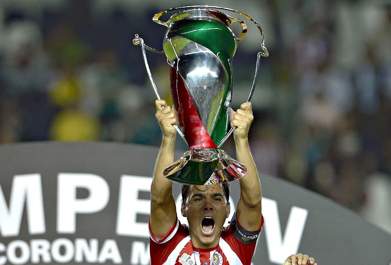 Además de estas razones su liderazgo en la cancha ayudó a que Chivas levantara el trofeo de la Copa MX al vencer en la final al León.
