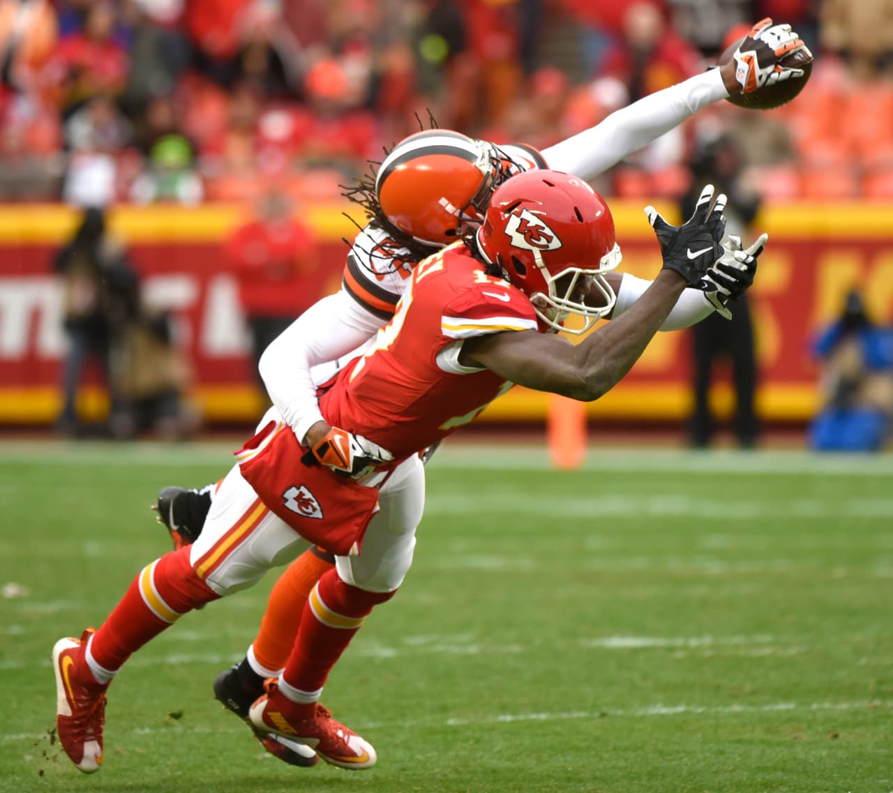 Los Kansas City Chiefs le ganaron 17-13 a los Cleveland Browns, ligan 9 victorias y aseguran su boleto para la postemporada.
