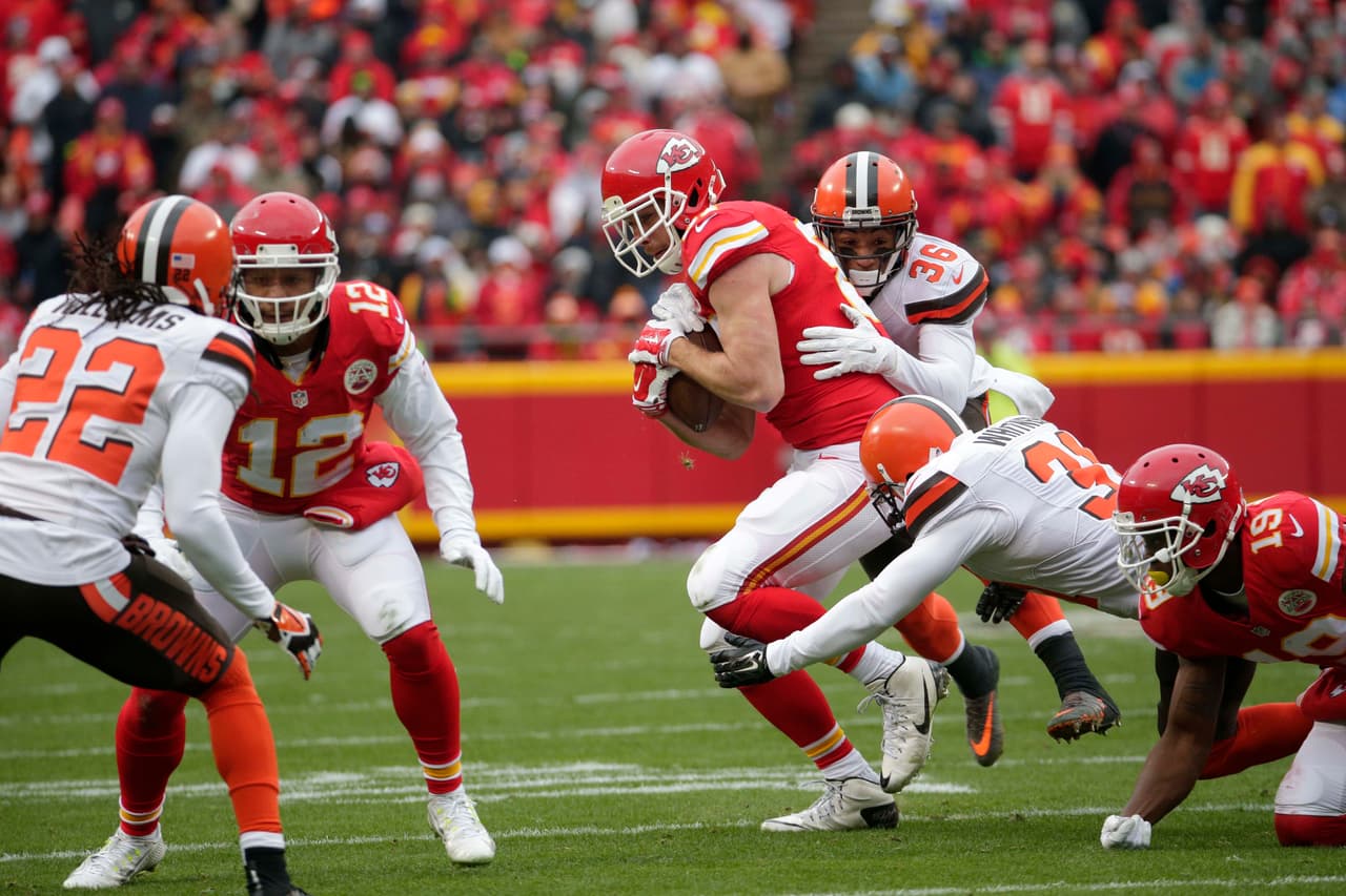 Los Kansas City Chiefs le ganaron 17-13 a los Cleveland Browns, ligan 9 victorias y aseguran su boleto para la postemporada.