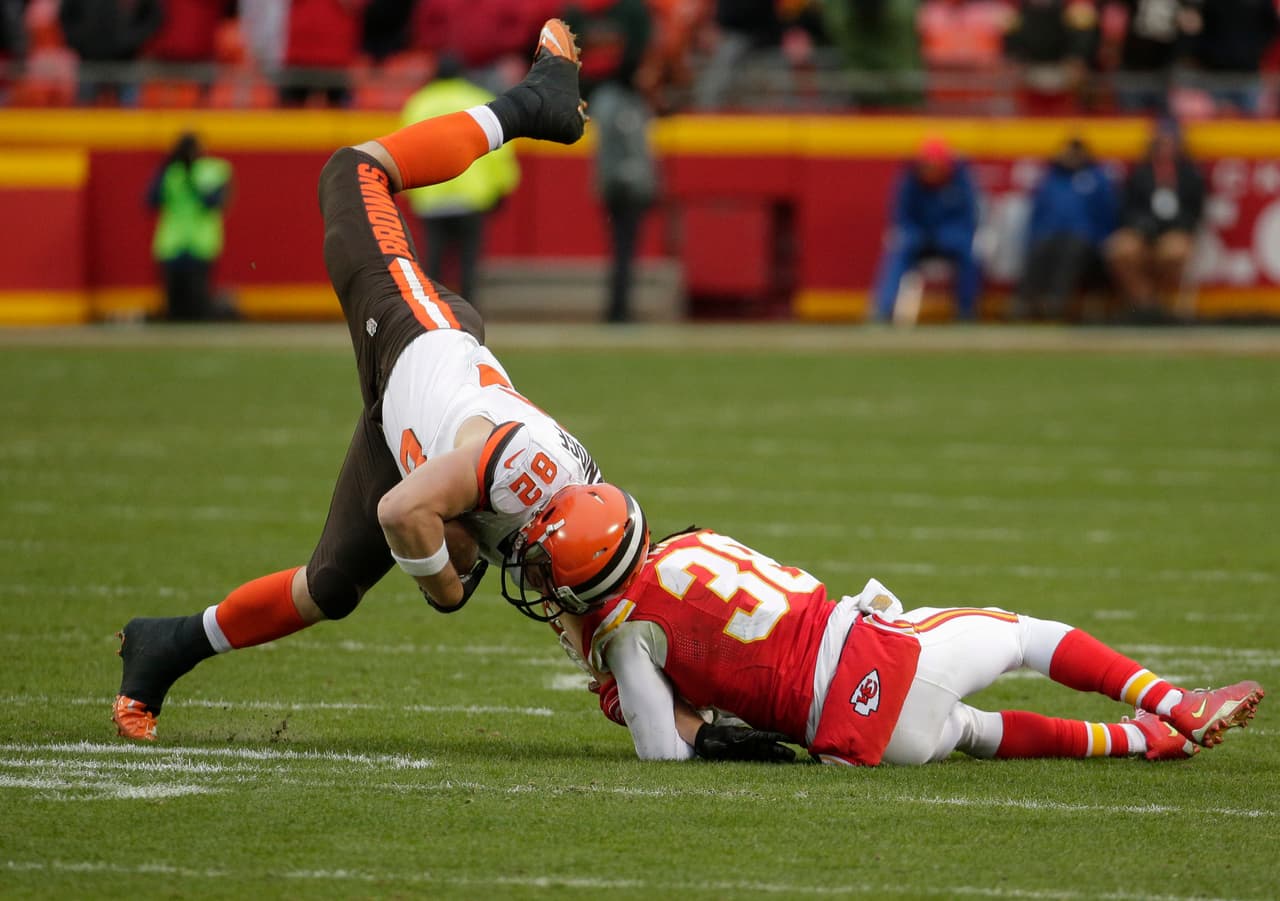 Los Kansas City Chiefs le ganaron 17-13 a los Cleveland Browns, ligan 9 victorias y aseguran su boleto para la postemporada.