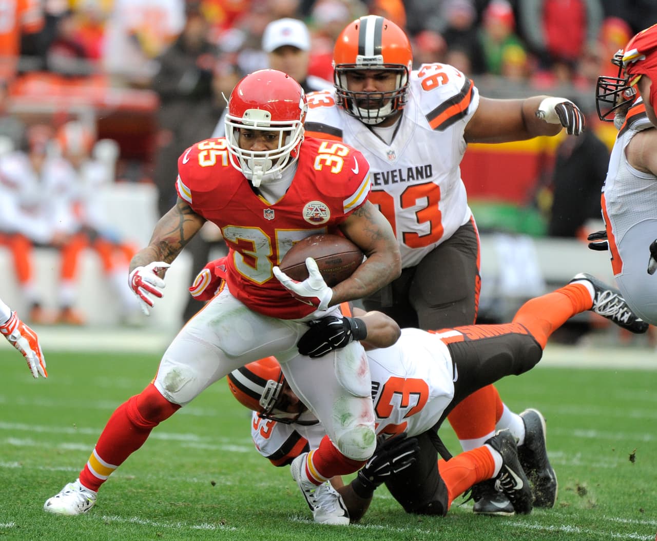 Los Kansas City Chiefs le ganaron 17-13 a los Cleveland Browns, ligan 9 victorias y aseguran su boleto para la postemporada.