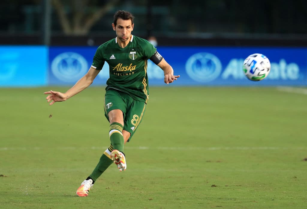 La jugada se tejió por la nada derecha y Valeri recibió el balón justo en el manchón penal para disparar desde ahí y lograr el gol.