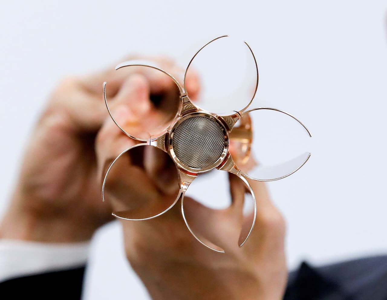 La antorcha de Tokio 2020 fue presentada en una ceremonia en Japón, un año antes de la llegada de la llama olímpica al país. Los relevos comenzaran el 26 de marzo para recorrer la nación durante 121 días hasta el 24 de julio de 2020.