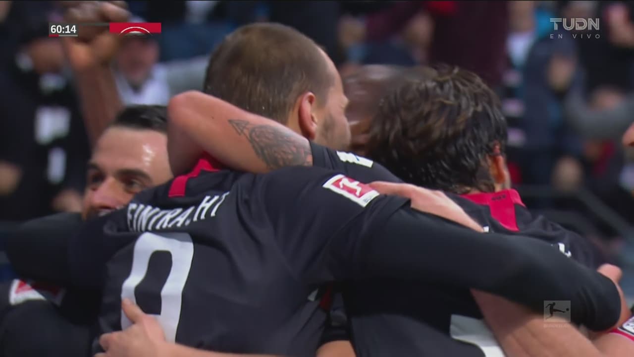 ¡De escándalo! Hinteregger alborota el graderío del Commerzbank-Arena