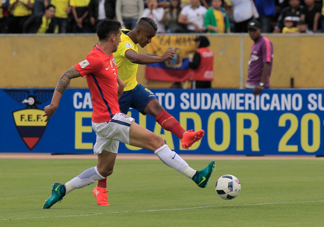 Martínez aportó su grano de arena en el vuelo sobre Chile: en el ataque destrozó a la Roja.