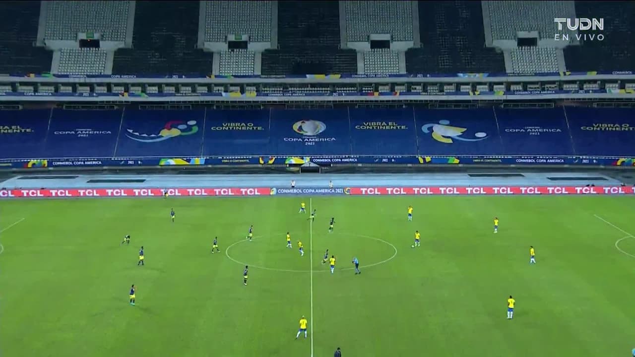 Arranca el partido y la pelota está en juego.