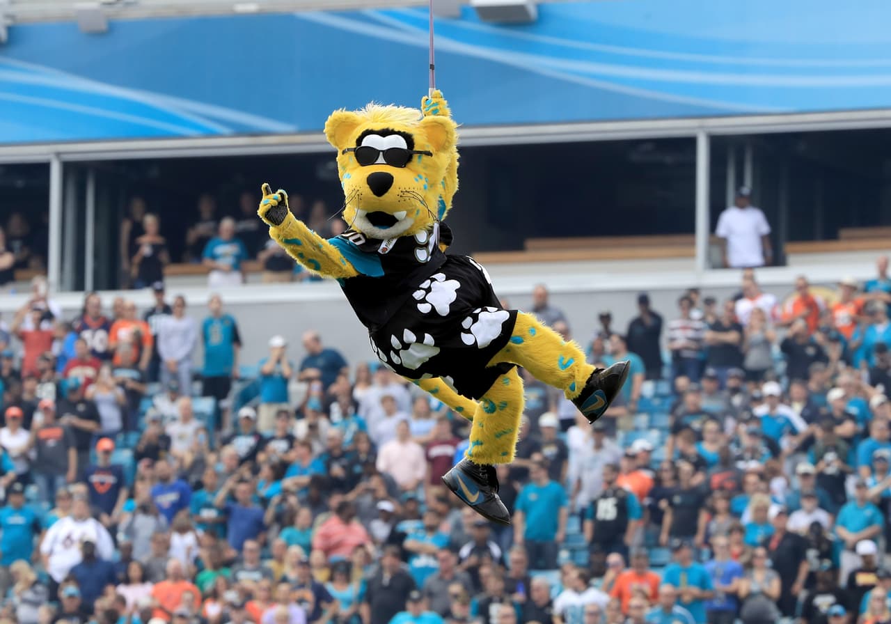 Las curiosidades y alegría de los fanáticos se mezclan con la energía de las porristas del fútbol americano de la NFL.