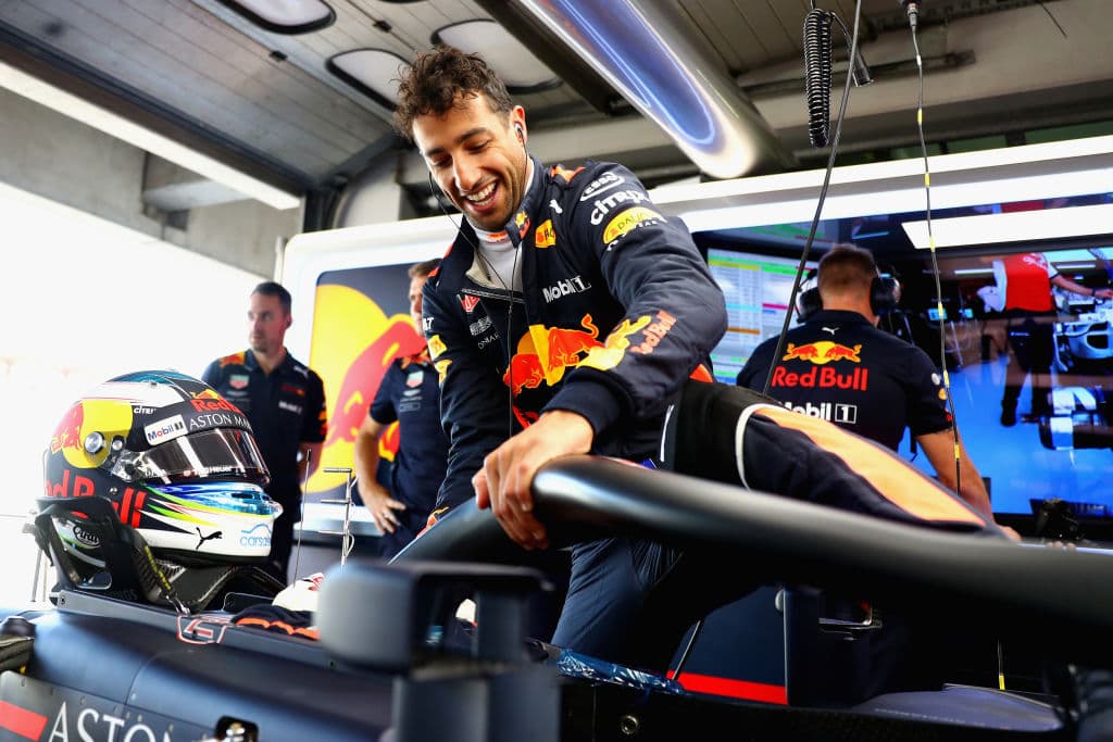 Aún así, Ricciardo quedó relegado a la última posición de la parrilla de salida, puesto que el reemplazo de algunos elementos de su motor. Aún así está motivado por la potencia de su carro.