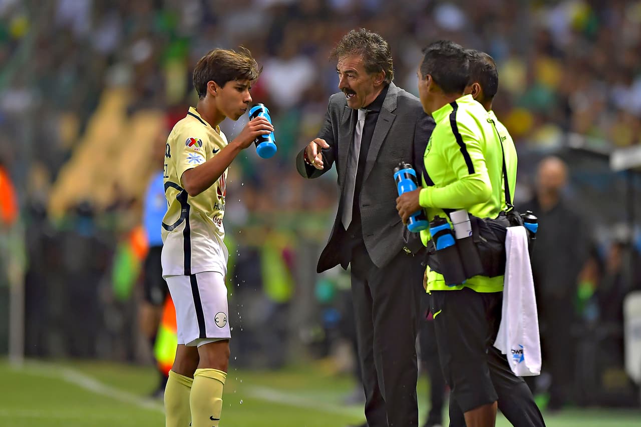 El ‘Bigotón’ tuvo que llamar a su auxiliar, y yerno, Rafael ‘el Chiquis’ García: ‘andá a traer al niño, decile que me haga caso’. Y entonces se vino el debut de Lainez en Primera División, y eso que La Volpe ni recordaba su nombre.