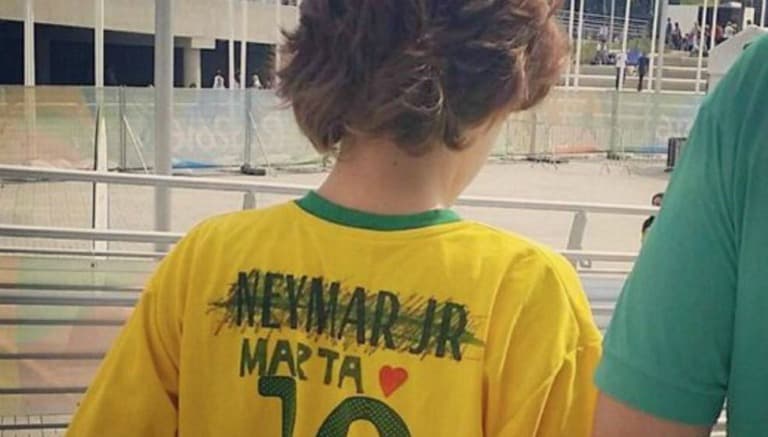 Niño brasileño cambia a Neymar por Marta en uno de sus jerseys