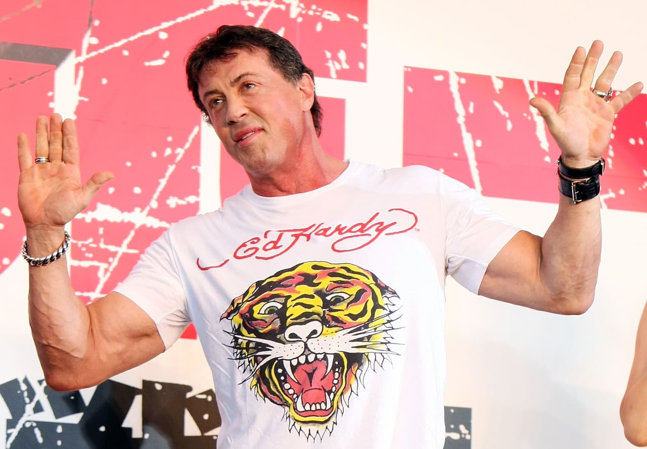 El otro es
<b>Sylvester Stallone</b>, uno de los legendarios actores de películas de acción recordado por su papel en
<i>Rocky, Rambo, Los Indestructibles</i> y demás películas como un invencible guerrero.