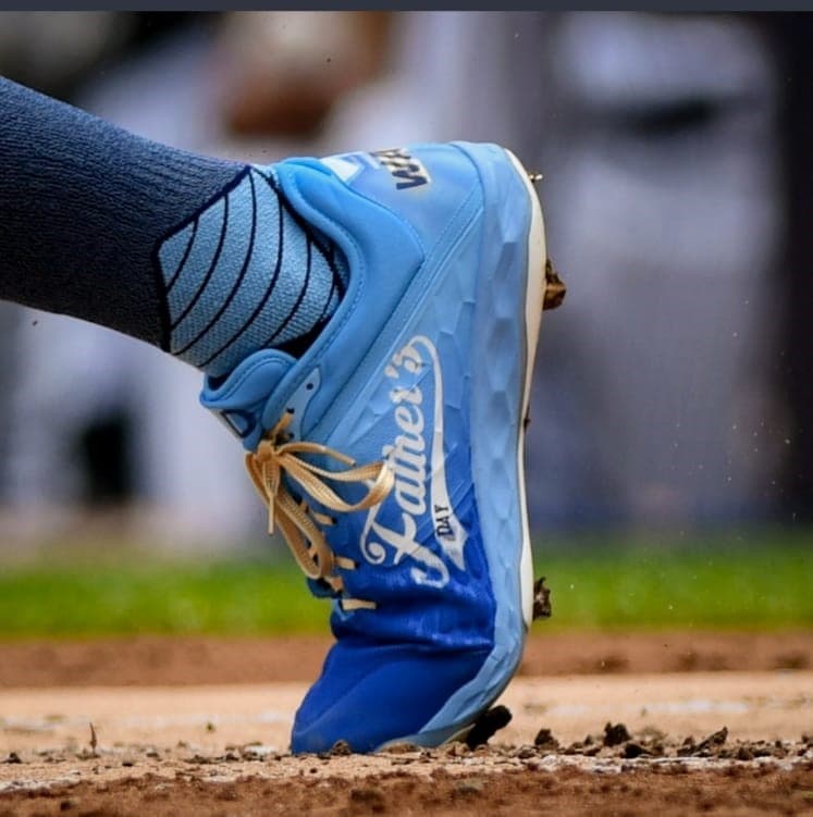 Los Yankees, Giants, Blue Jays y más equipos rinden tributo a los papás hoy en su día.