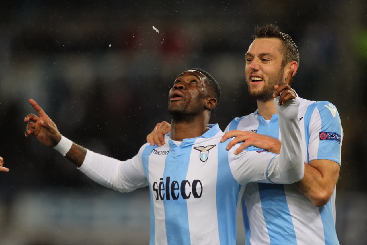 Lazio se impuso 5-1 contra Steaua Bucarest (Rumania) y se confirmó entre los 16 mejores.