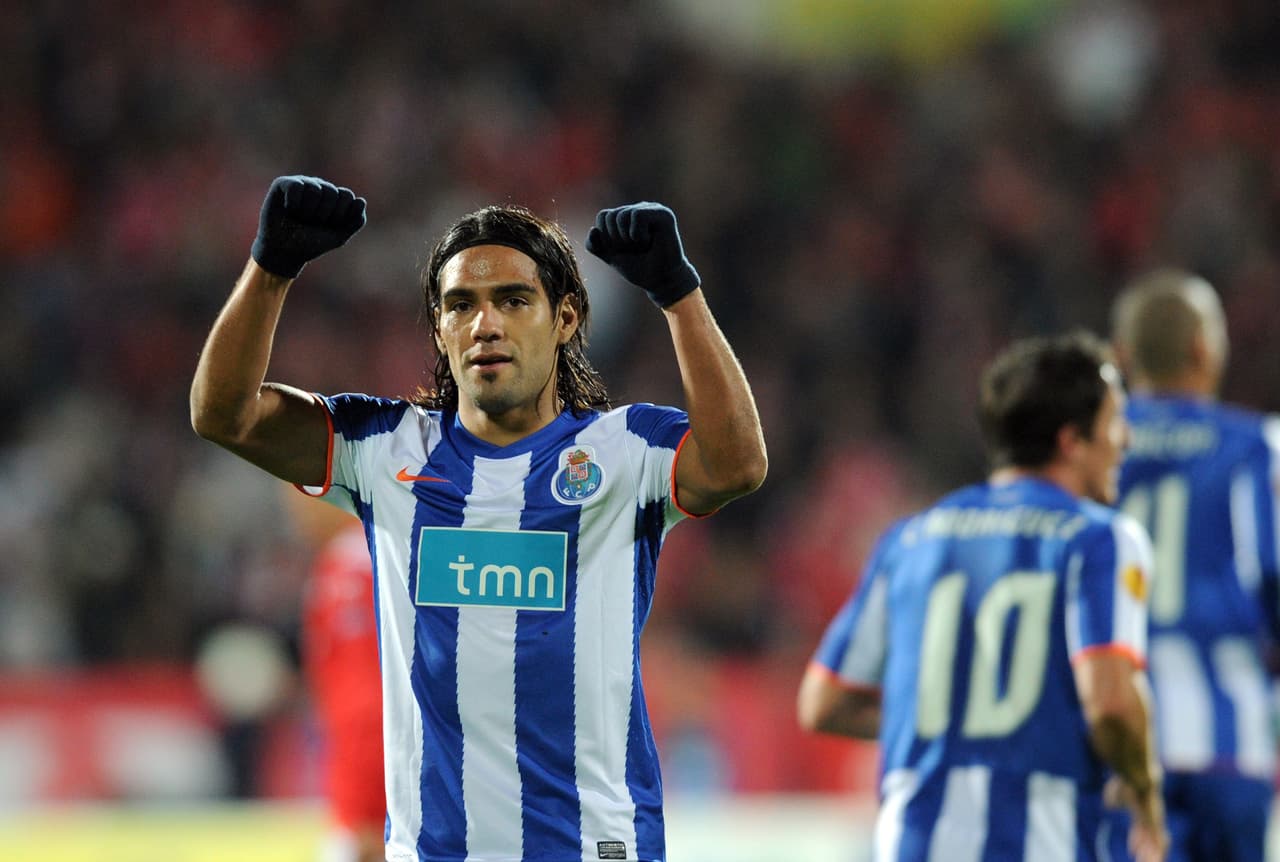 En el 2009 dio el salto a Europa para llegar al F.C. Porto, equipo que pagó por él 5,5 milones de euros y con el que firmó por 5 temporadas.