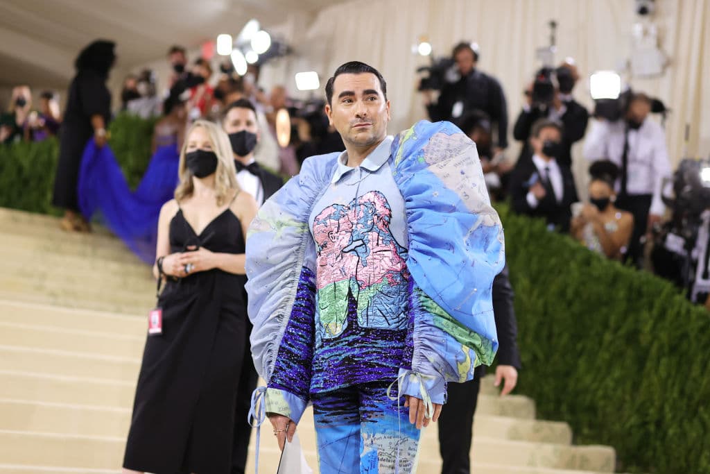 El comediante, escritor y director lució una pieza personalizada diseñada por Jonathan Anderson de Loewe que "celebra la resiliencia" de la comunidad LGBTQ +.