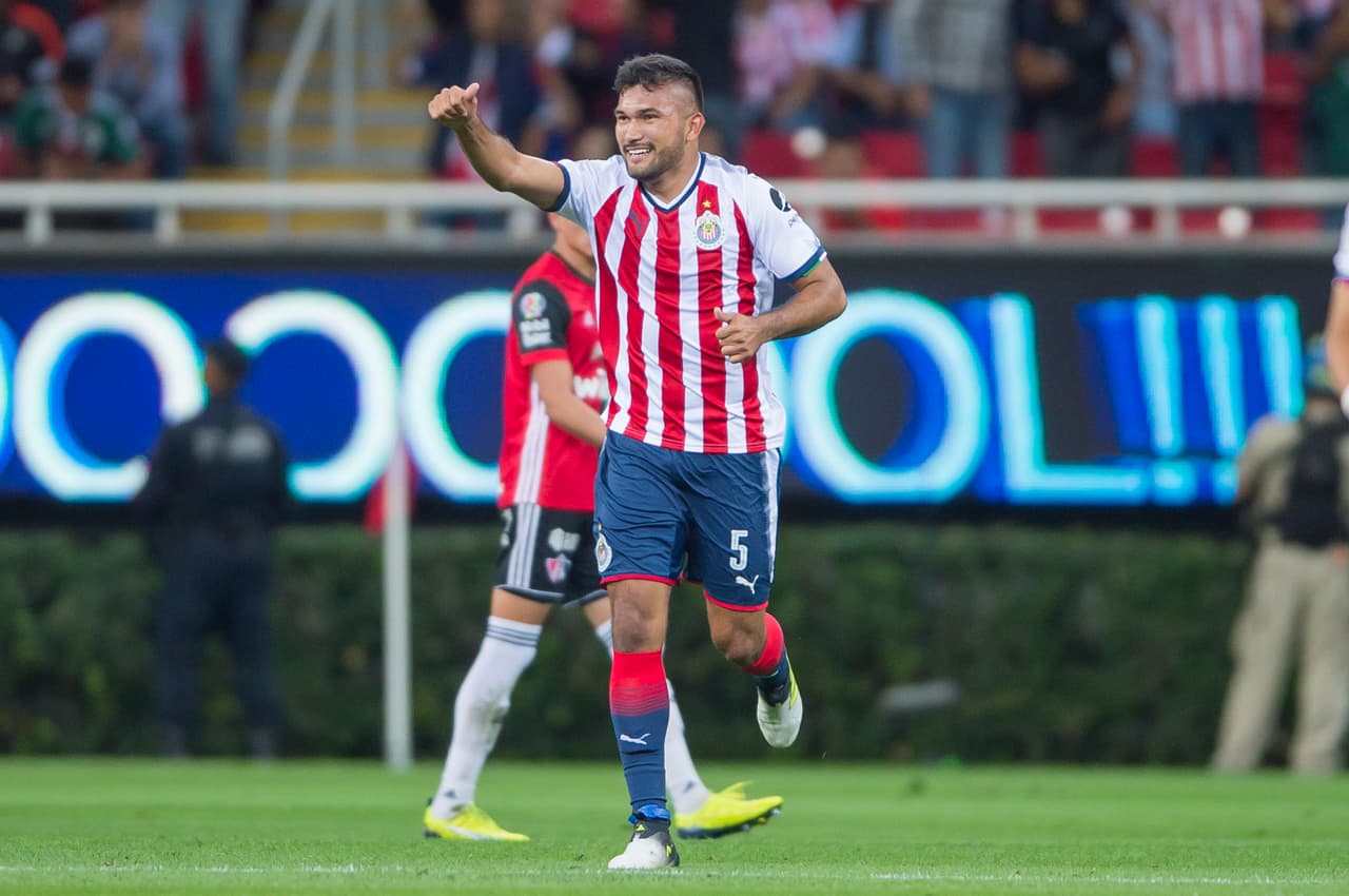Sin embargo, Marín lo haría para las Chivas en el minuto 24 con un buen frentazo en el área.