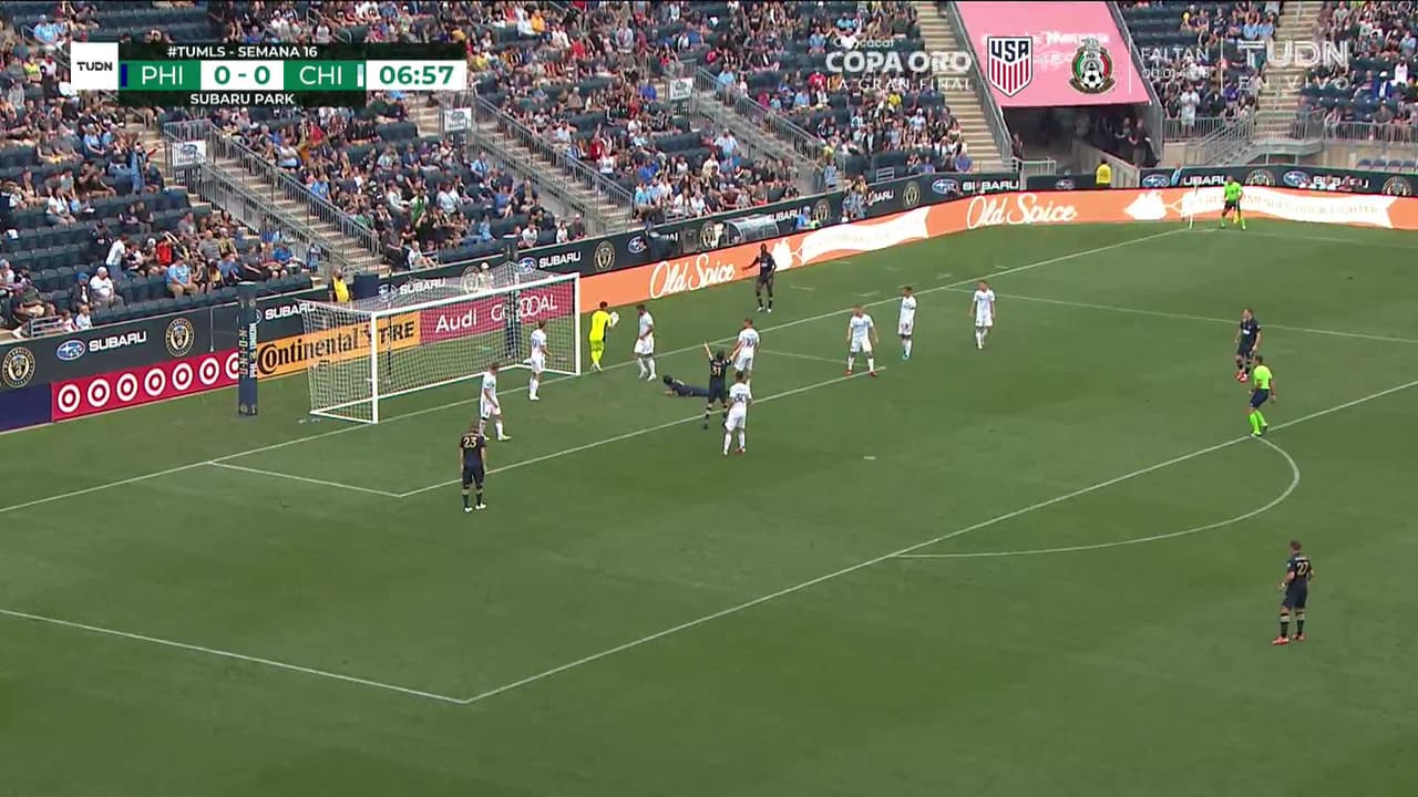 ¡TIRO ATAJADO! disparo por Alejandro Bedoya.