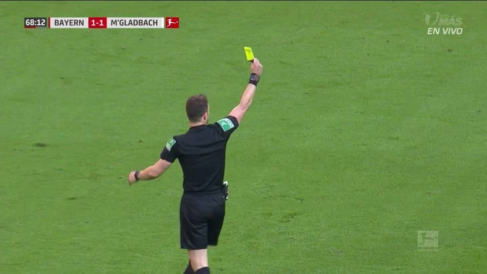 Tarjeta amarilla. El árbitro amonesta a Stefan Lainer de Borussia Mönchengladbach