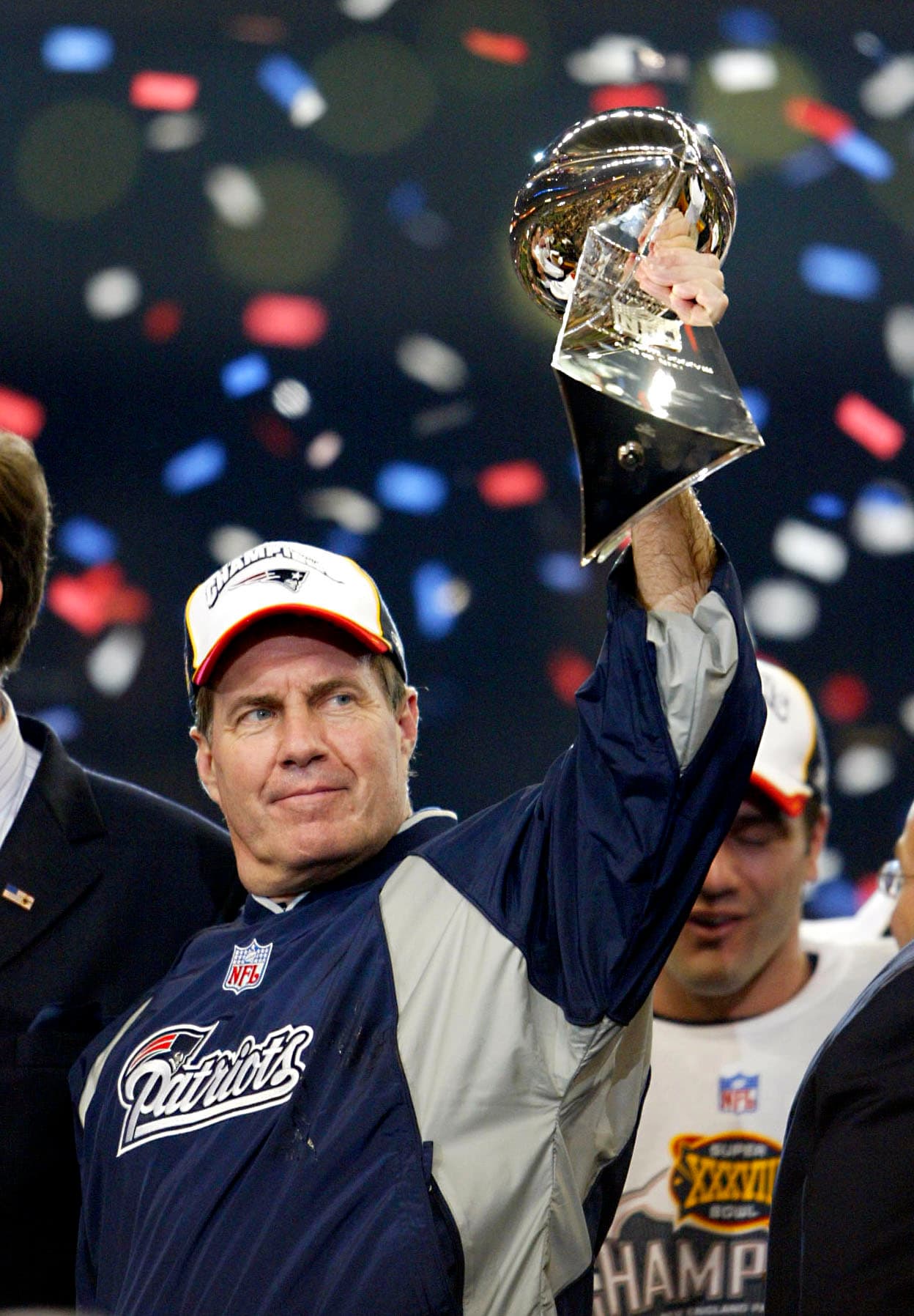 3 Bill Belichick - Campeón de los Super Bowls XXXVI, XXXVIII, XXXIX y XLIX. Perdió las ediciones XLII y XLVI. Encontró la forma de amalgamar el viejo estilo de pensamiento del juego, aplicado a las necesidades actuales de velocidad y triunfos rápidos.