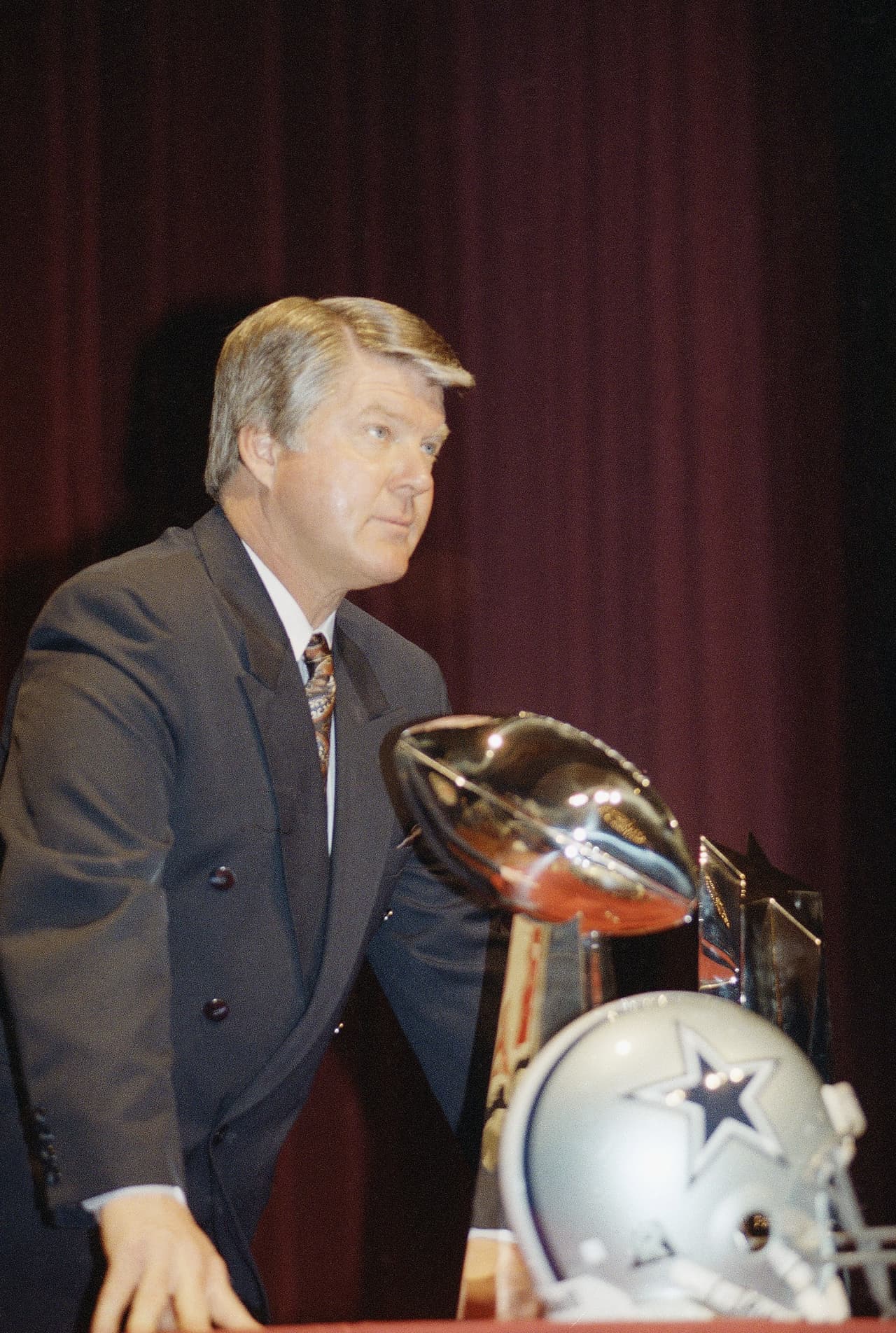 10 Jimmy Johnson - Campeón con Dallas Cowboys en los Super Bowls XXVII y XXVIII. Su legado en Super Bowl fue dirigir a un equipo legendario y poderoso en todas las áreas, nunca perdió el control en el partido grande.