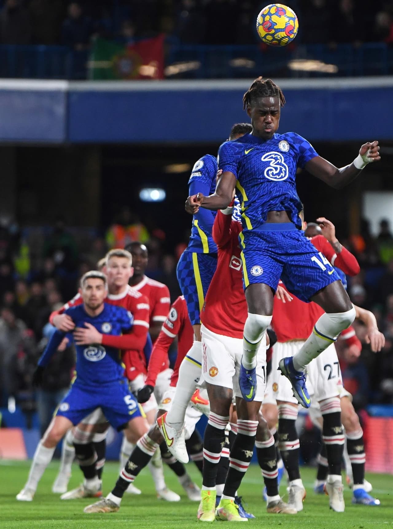 Chelsea empata 1-1 ante el Manchester United durante la J13 de la Premier League. Jadon Sancho abrió el marcador al minuto 50' a favor de los Red Devils, pero Jorge Luis Frello logra igualar el marcador al 69'. Cristiano Ronaldo entró de cambio.