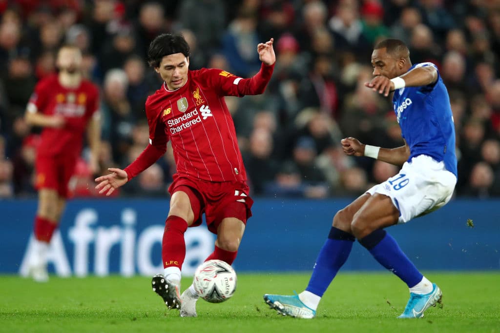 Liverpool 2-1 Everton. Los Reds avanzaron al final con un golazo de Curtis Jones que colgó el balón del ángulo.