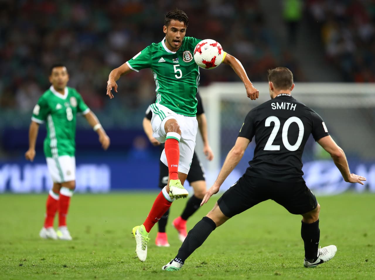 El juego estuvo al gusto de Nueva Zelanda, que presionó a México y lo llevó a jugar al pelotazo, sin manejar el balón con claridad.