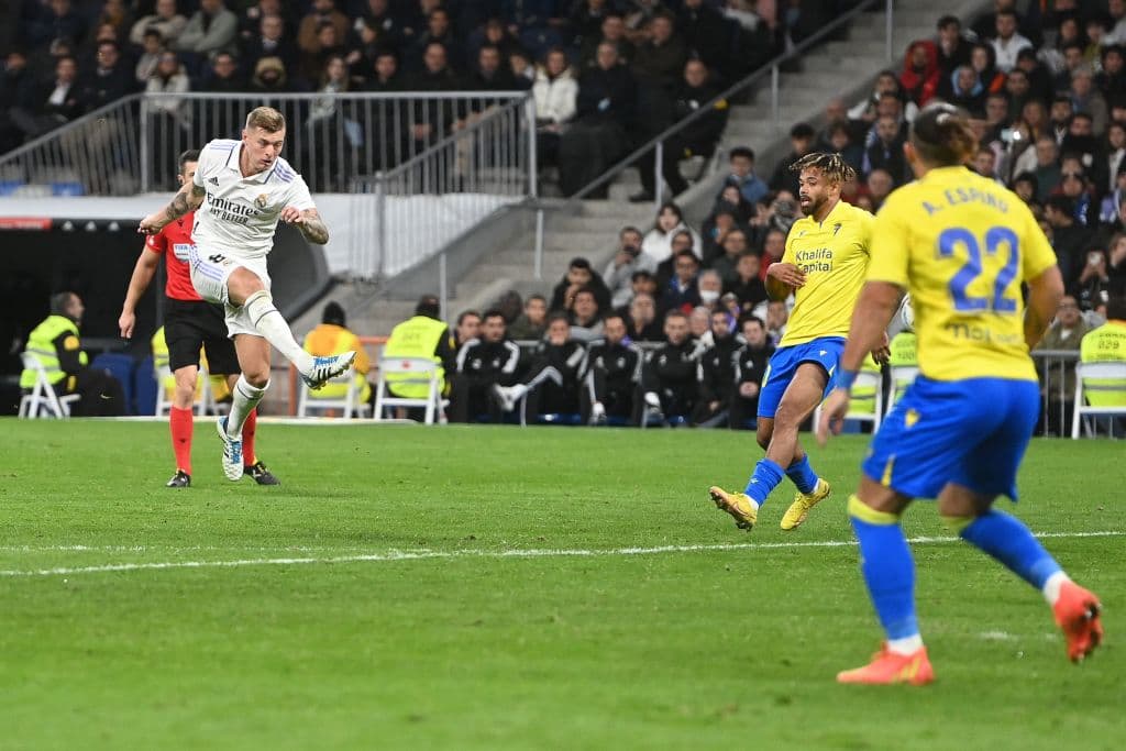 Toni Kroos colocó el segundo gol para el Real Madrid con un enorme disparo desde el ímite del área al minuto 70.