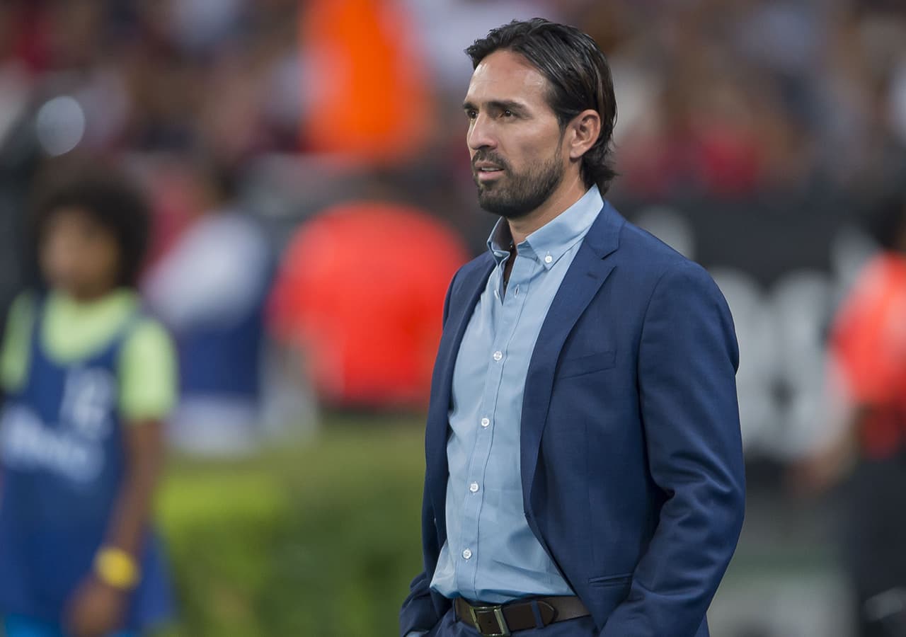 Gerardo Espinoza, técnico de Atlas, durante el desarrollo del partido en el estadio Jalisco. La campaña anterior tanto 'Zorros' como 'Gallos Blancos' no pudieron clasificar a la Liguilla.