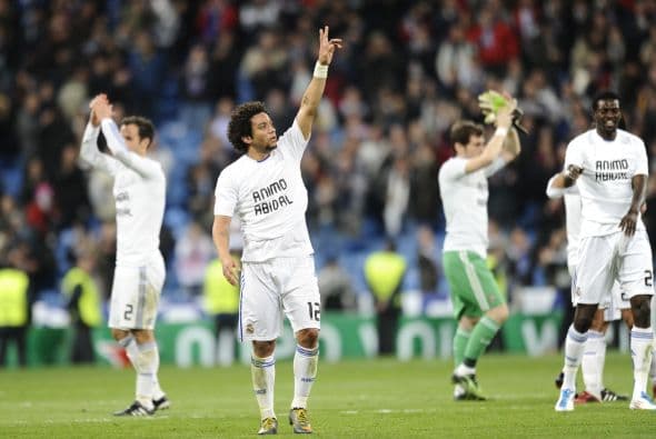 Real Madrid acabó con su maldición de Octavos de Final al imponerse por 3-0. Por cierto, al final del juego los futbolistas usaron playeras mosrando su apoyo al francés Eric Abidal del Barcelona, que tiene un tumor en el hígado.