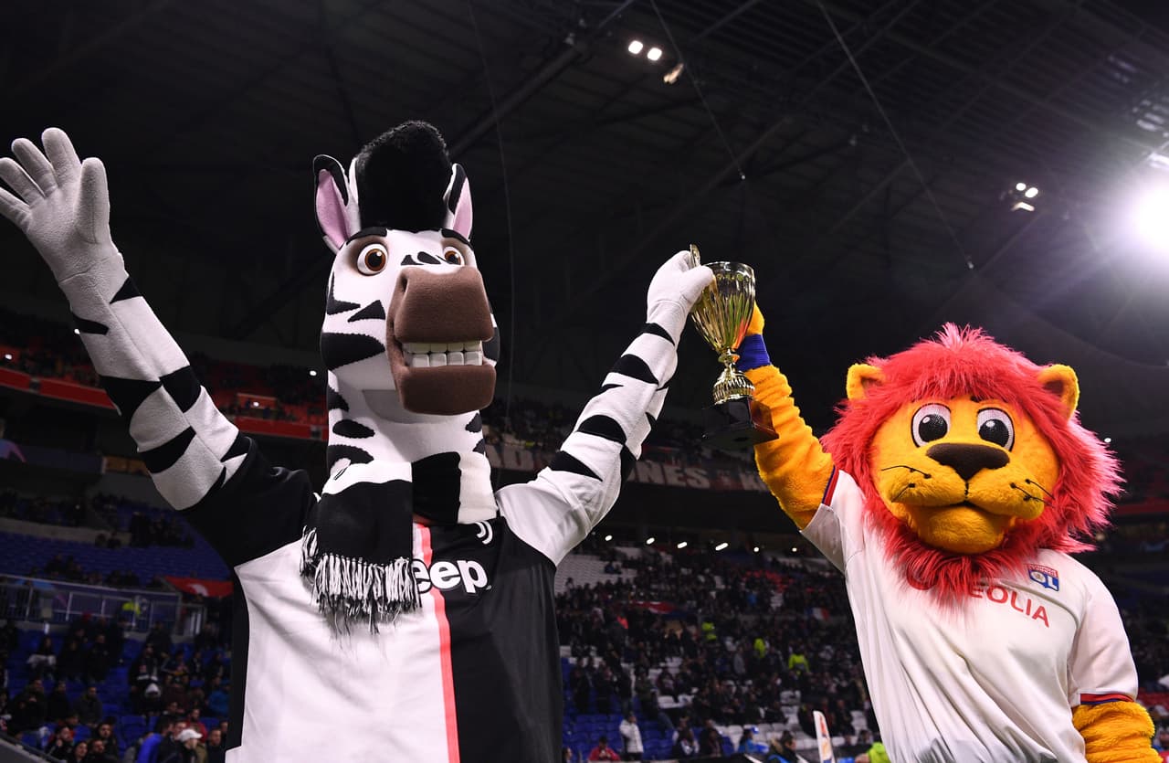 Las mascotas de Juventus y Lyon presentes en el Parc Olympique Lyonnais.
