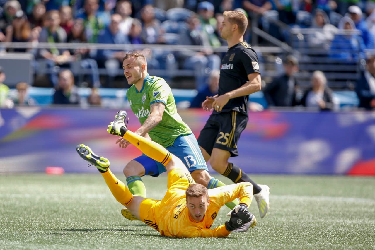 Apenas al primer minuto de juego, Jordan Morris (13) abrió el marcador para los locales, superando al aarquero Tyler Miller y el defensa Walker Zimmerman (25) de LAFC.