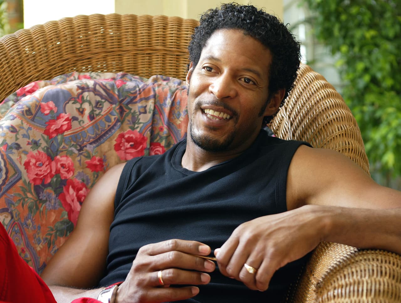 Por sus logros y gran carrera, Javier Sotomayor merece su reconocimiento durante el Mes de la Herencia Hispana.