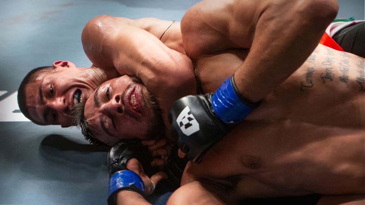 dgar Cháirez sorprendió a Davíd Macías en Combate Américas y lo llevó con un par de puñetazos a la lona donde lo sometió con la 'mata leones'.