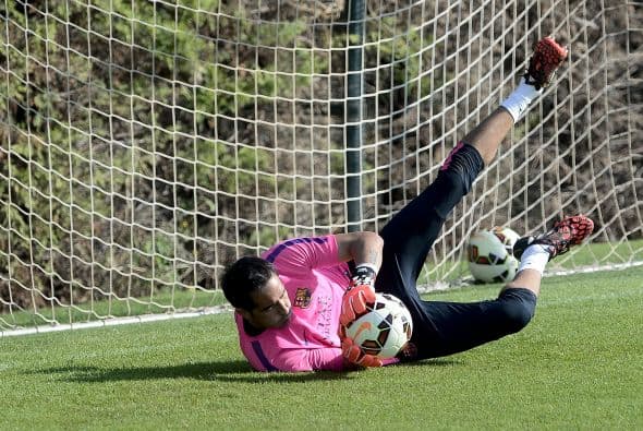 Otro que llegó para reforzar el arco de los culés es el chileno Claudio Bravo, El ex de la Real Sociedad buscará pesar con un equipo grande en España.