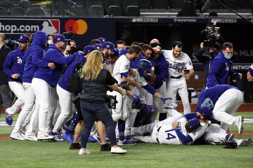 Todo es felicidad en Los Angeles, luego de que los Dodgers consiguieran el tan anisado título de Serie Mundial al derrotar a los Tampa Bay Rays.