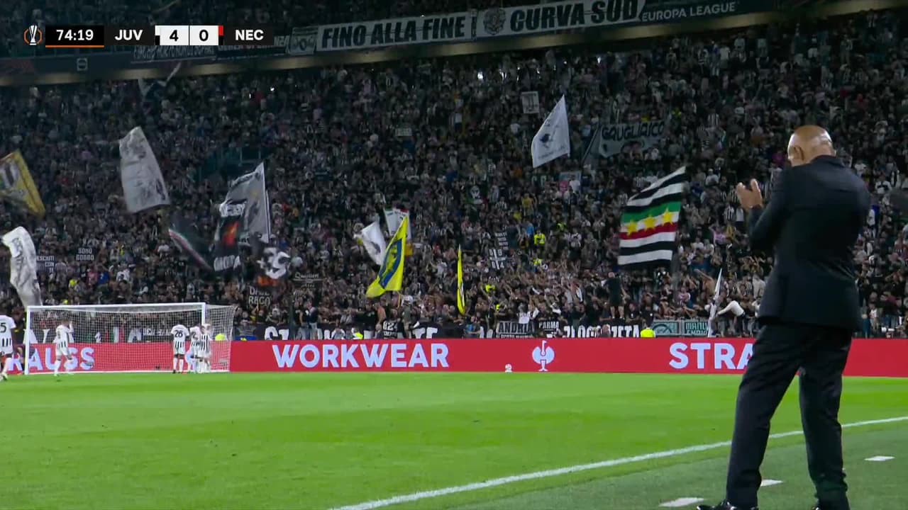 ¡GOL!  anota para Juventus. Zeki Çelik