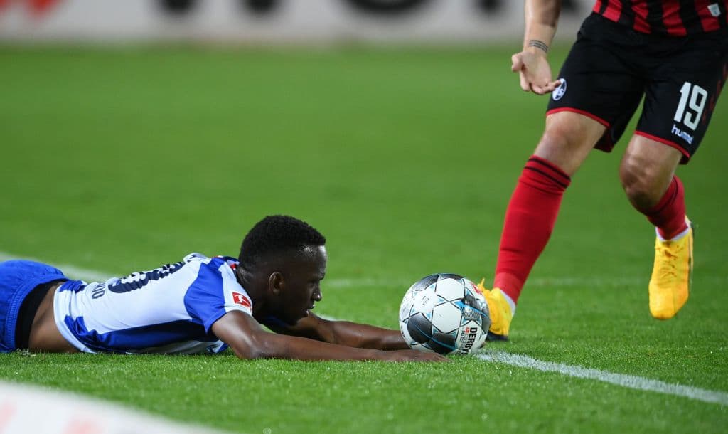 Con goles de grifo y Petersen el Freiburg vence 2-1 al Hertha Berlin y sigue soñando con la Europa League.
