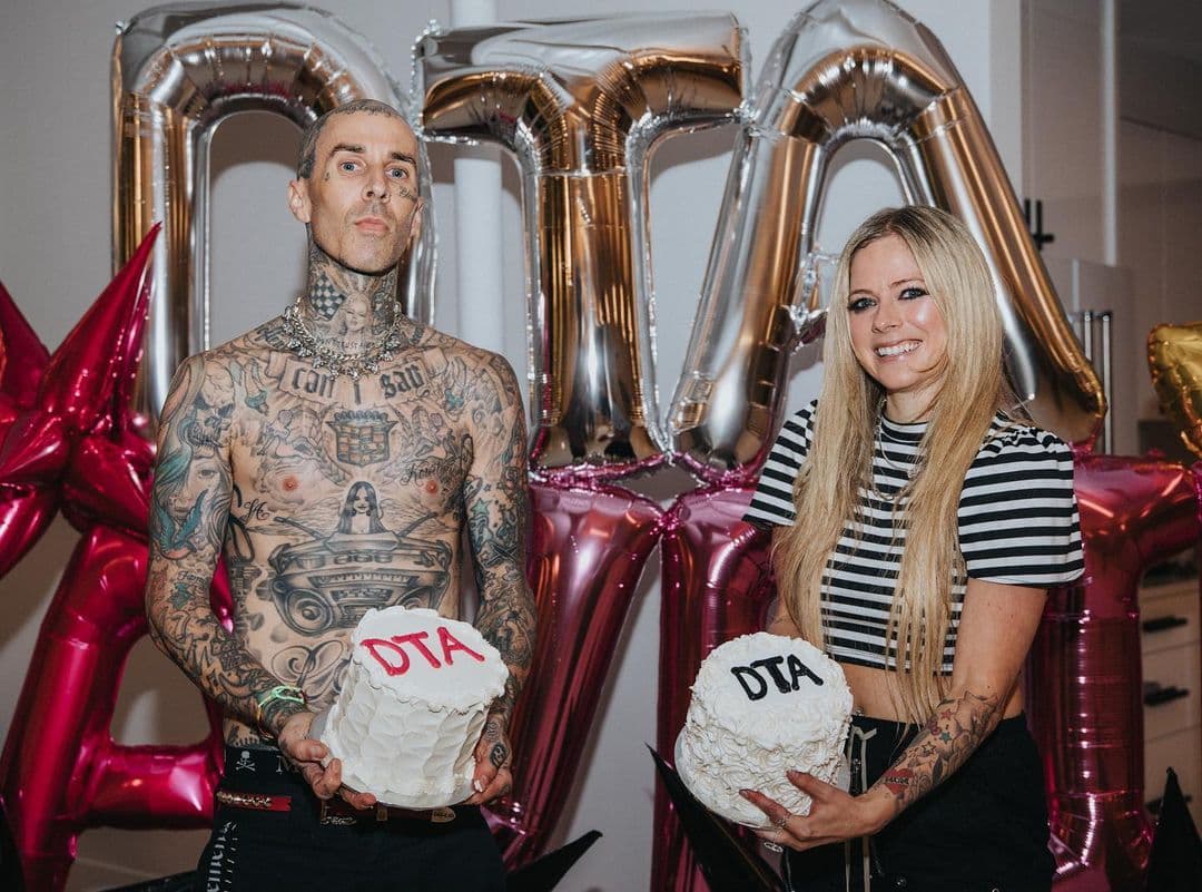 También habló sobre trabajar con Travis Barker y firmar con el sello del baterista de Blink-182.