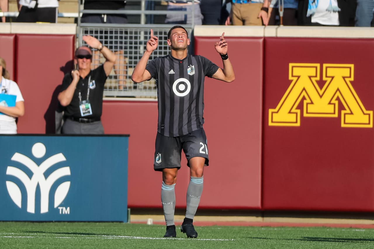 Con dos goles frente a LAFC, Christian Ramirez, de Minnesota United, alza la mano para estar en el Equipo de la Semana. (USA Today Images)