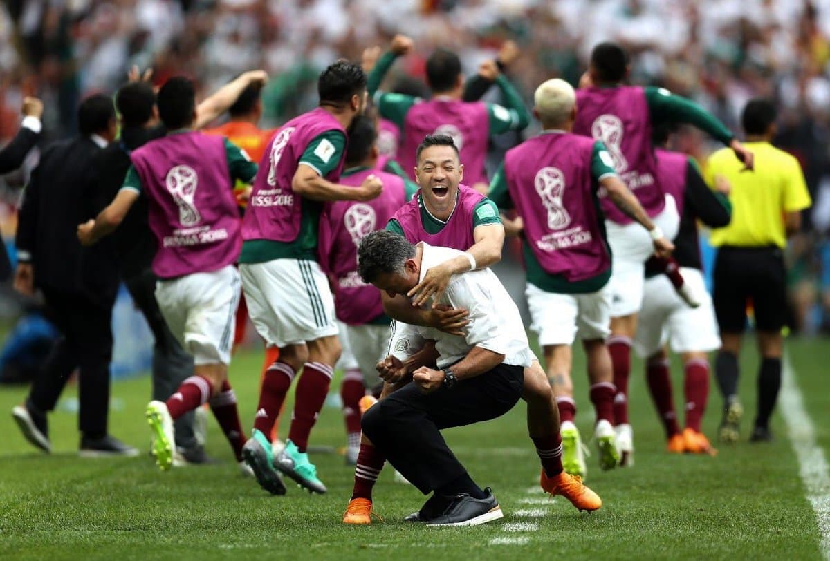Una de las recordadas imágenes de México en la Copa del Mundo, fue el festejo de Osorio tras vencer a Alemania. Marco no pudo contener la emoción de festejar con el Profe.
